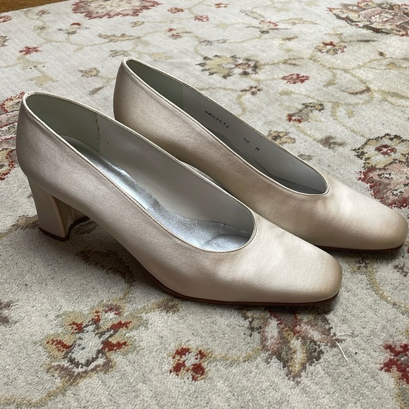 Specialty dyed champagne Stuart Weitzman heels - Picture 2 of 8